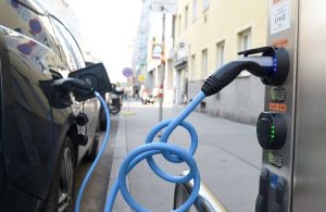 भारत में बढ़ी इलेक्ट्रिक कारों की मांग, मई माह में बाजार हिस्सेदारी 4 प्रतिशत के पार