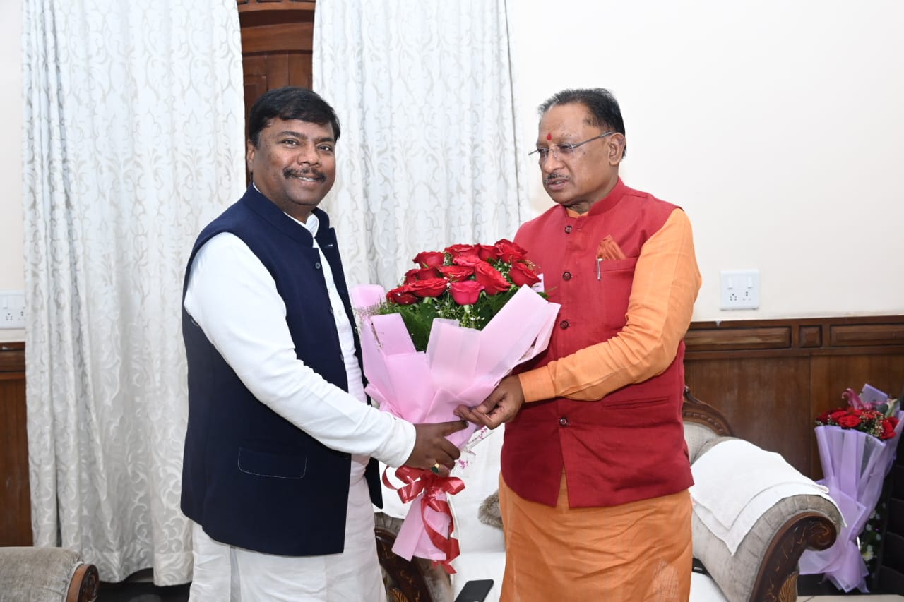 वन मंत्री केदार कश्यप ने मुख्यमंत्री को दी नव वर्ष की शुभकामनाएं वन मंत्री केदार कश्यप ने मुख्यमंत्री को दी नव वर्ष की शुभकामनाएं