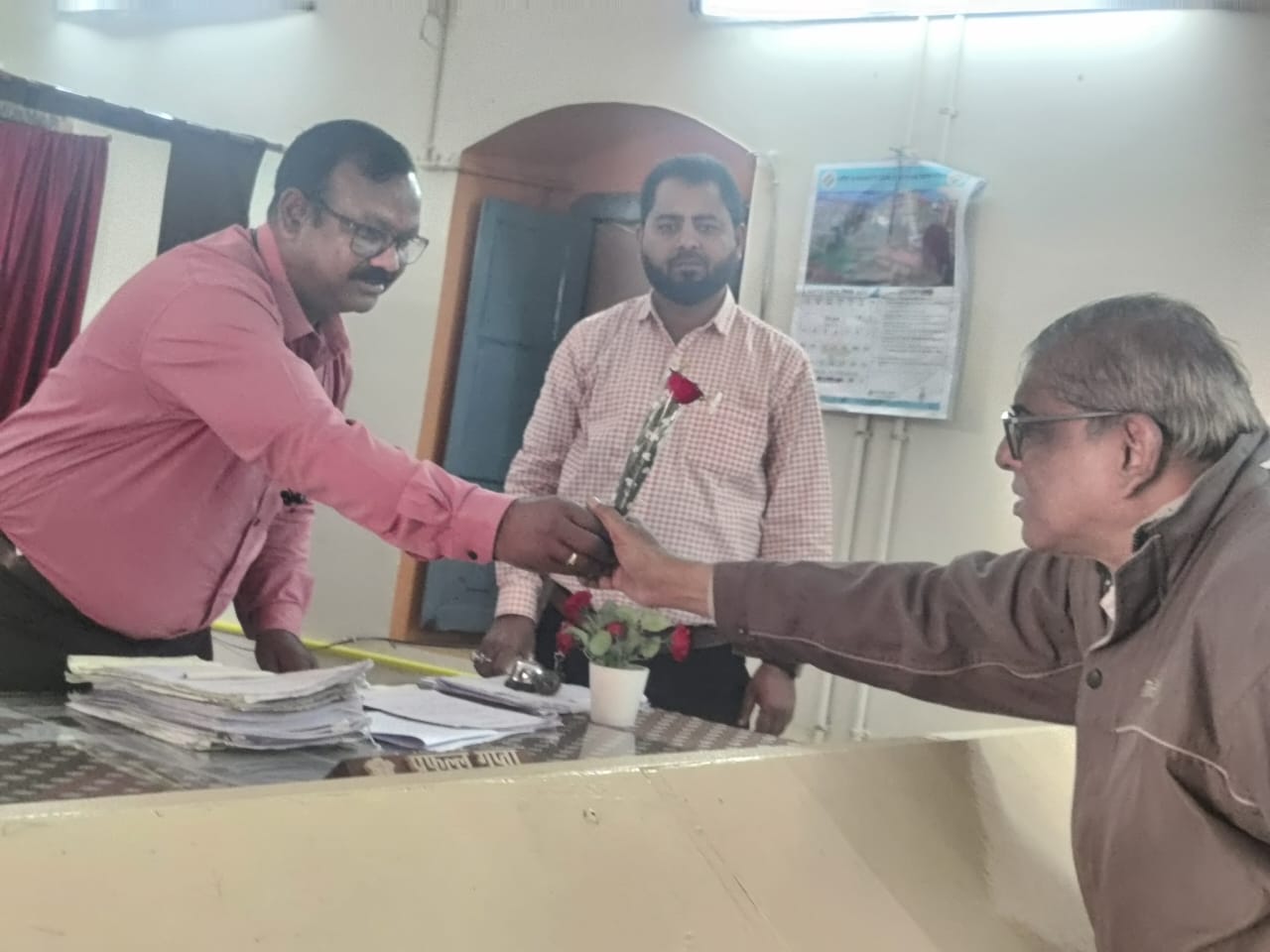 फूलों से स्वागत कर राजस्व प्रकरणों की सुनवाई फूलों से स्वागत कर राजस्व प्रकरणों की सुनवाई