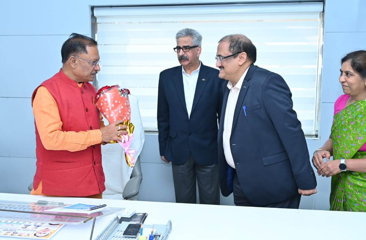 मुख्यमंत्री से भेंटकर वरिष्ठ प्रशासनिक अधिकारियों ने नव वर्ष की दी शुभकामनाएं मुख्यमंत्री से भेंटकर वरिष्ठ प्रशासनिक अधिकारियों ने नव वर्ष की दी शुभकामनाएं