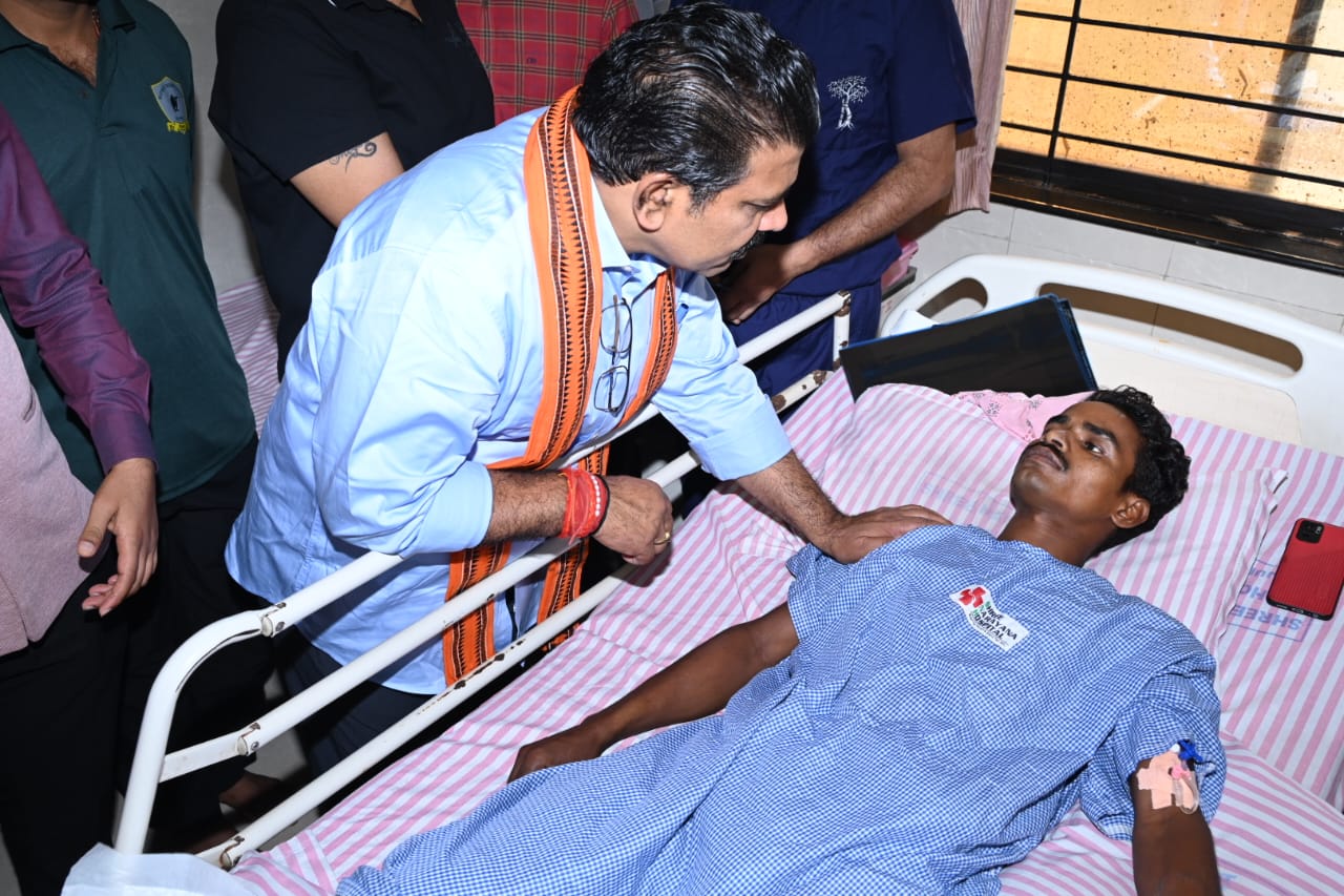 उप मुख्यमंत्री विजय शर्मा घायल जवानों से मिलने पहुंचे हॉस्पिटल उप मुख्यमंत्री विजय शर्मा घायल जवानों से मिलने पहुंचे हॉस्पिटल