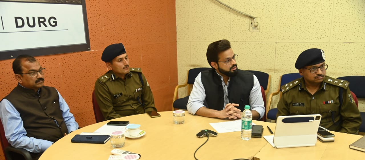 मुख्यमंत्री विष्णु देव साय ने वीसी के माध्यम से ली अधिकारियों की बैठक मुख्यमंत्री विष्णु देव साय ने वीसी के माध्यम से ली अधिकारियों की बैठक