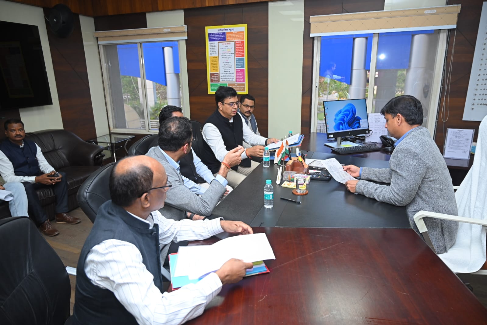 जनसंपर्क आयुक्त ने कार्यभार ग्रहण के बाद विभागीय अधिकारियों के साथ बैठक ली जनसंपर्क आयुक्त ने कार्यभार ग्रहण के बाद विभागीय अधिकारियों के साथ बैठक ली