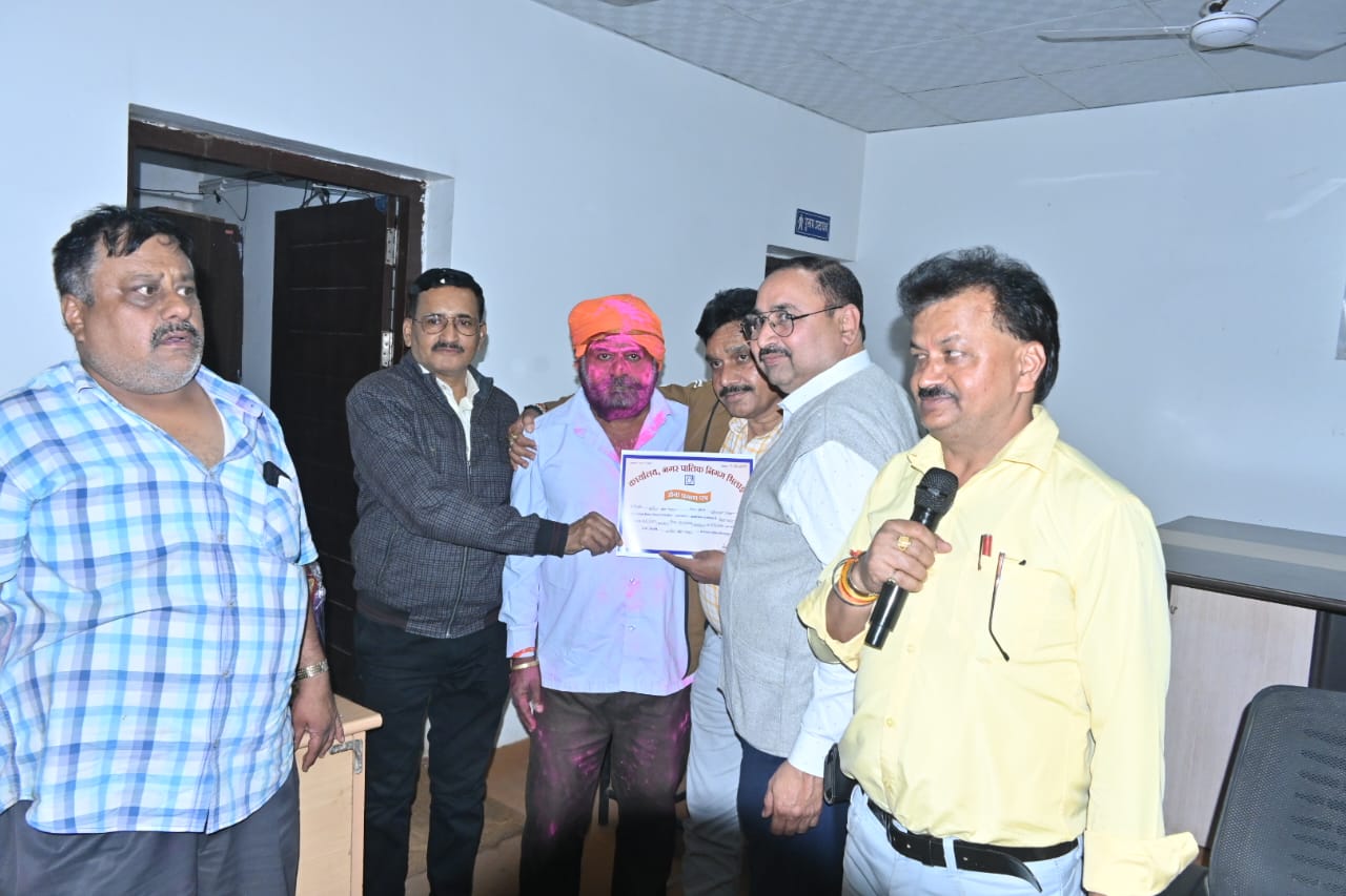 निगम प्रशासन ने 10 कर्मचारियों को दी ससम्मान विदाई निगम प्रशासन ने 10 कर्मचारियों को दी ससम्मान विदाई