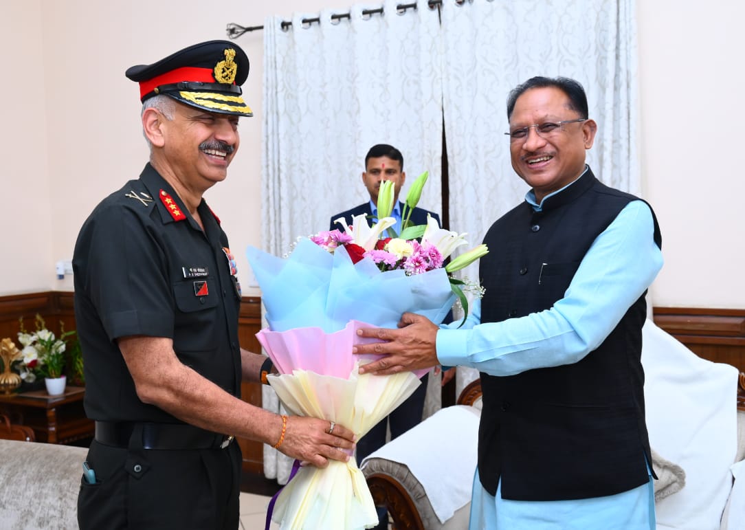 मुख्यमंत्री श्री साय से मध्य भारत क्षेत्र के जनरल आफिसर कमांडिग लेफ्टिनेंट जनरल पीएस शेखावत ने की मुलाकात मुख्यमंत्री श्री साय से मध्य भारत क्षेत्र के जनरल आफिसर कमांडिग लेफ्टिनेंट जनरल पीएस शेखावत ने की मुलाकात