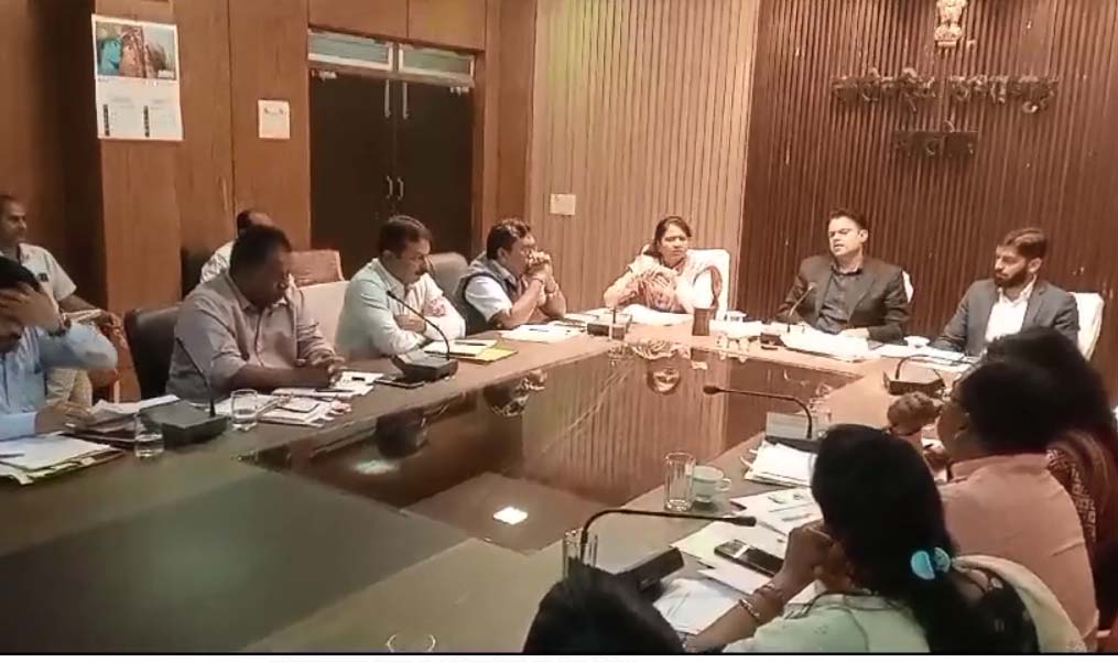 निर्धारित समयावधि में करें शासकीय योेजनाओं का समुचित क्रियान्वयन: कलेक्टर श्री चन्द्रवाल निर्धारित समयावधि में करें शासकीय योेजनाओं का समुचित क्रियान्वयन: कलेक्टर श्री चन्द्रवाल