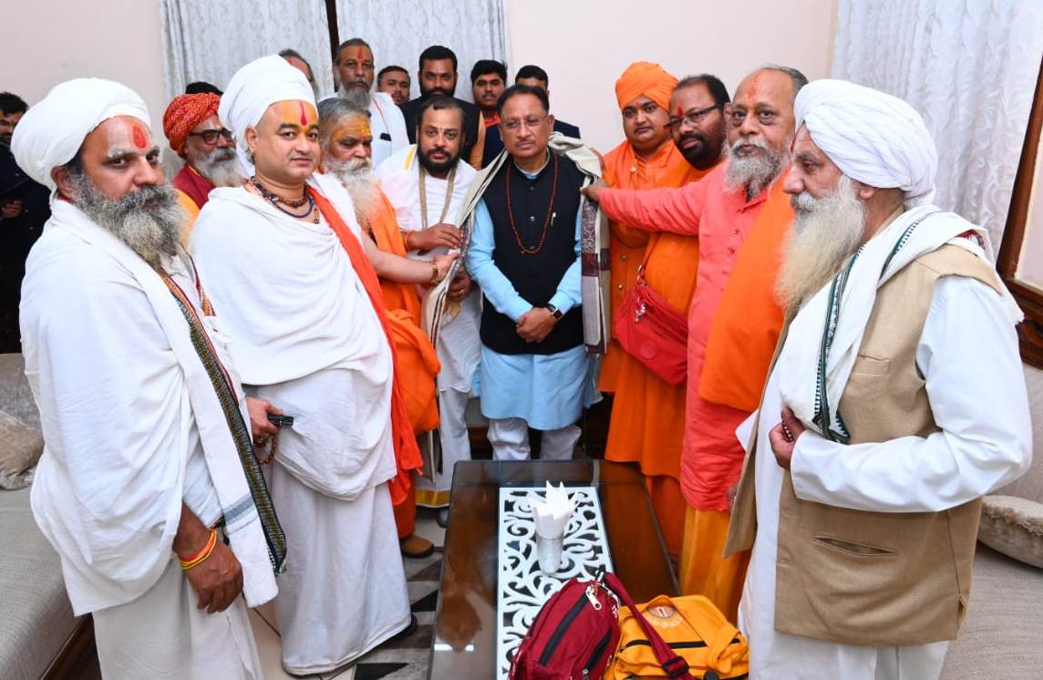 संतों का आशीर्वाद पाकर अभिभूत हुए मुख्यमंत्री संतों का आशीर्वाद पाकर अभिभूत हुए मुख्यमंत्री