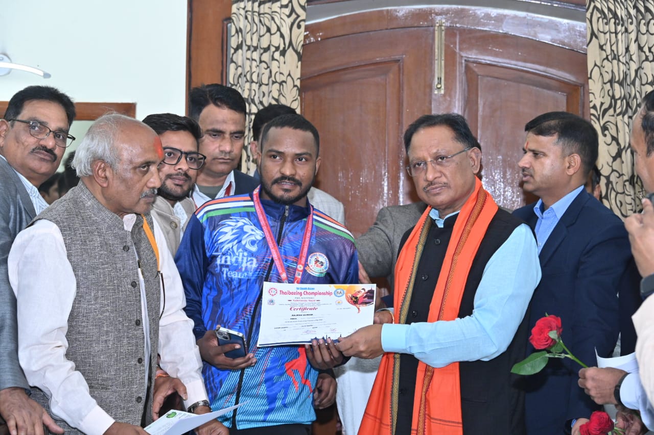 मुख्यमंत्री श्री साय से एशियन थाईबॉक्सिंग चैंपियनशिप के स्वर्ण पदक विजेता राजेश कुमार ने की सौजन्य मुलाकात मुख्यमंत्री श्री साय से एशियन थाईबॉक्सिंग चैंपियनशिप के स्वर्ण पदक विजेता राजेश कुमार ने की सौजन्य मुलाकात
