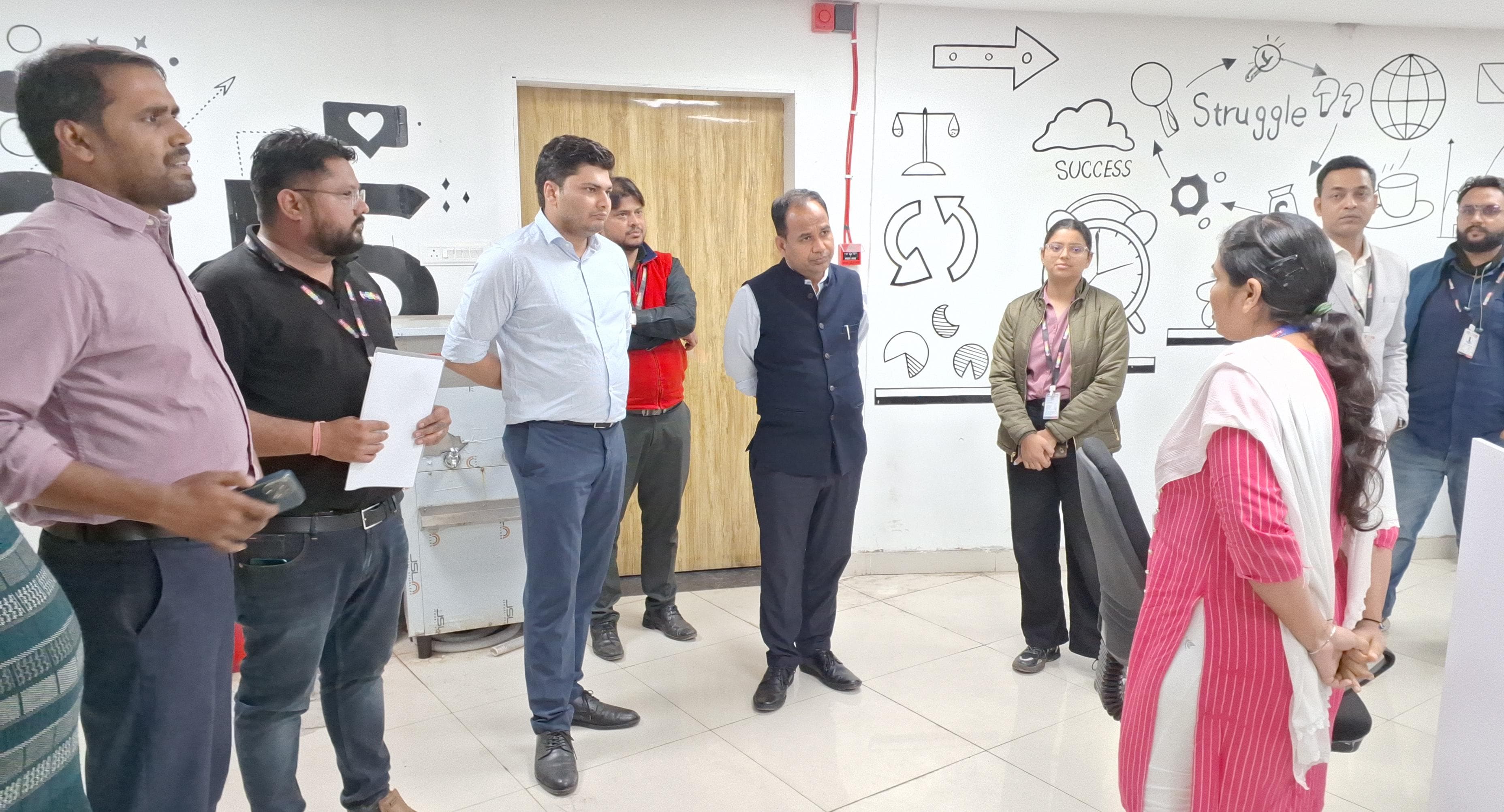 कलेक्टर डॉ गौरव कुमार सिंह ने किया बीपीओ कॉल सेंटर का निरीक्षण कलेक्टर डॉ गौरव कुमार सिंह ने किया बीपीओ कॉल सेंटर का निरीक्षण