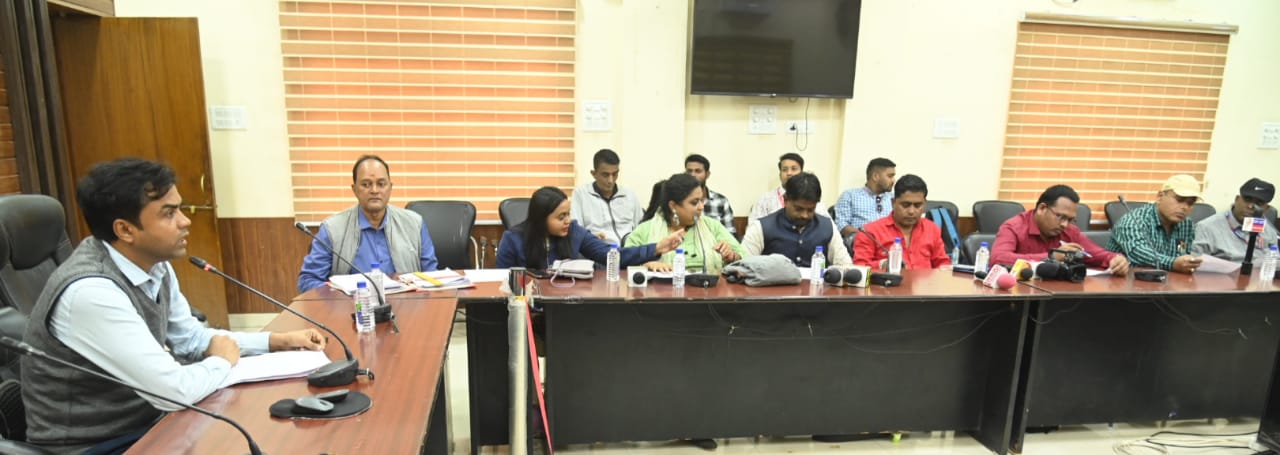 राजनैतिक दलों और मीडिया की बैठक संपन्न राजनैतिक दलों और मीडिया की बैठक संपन्न