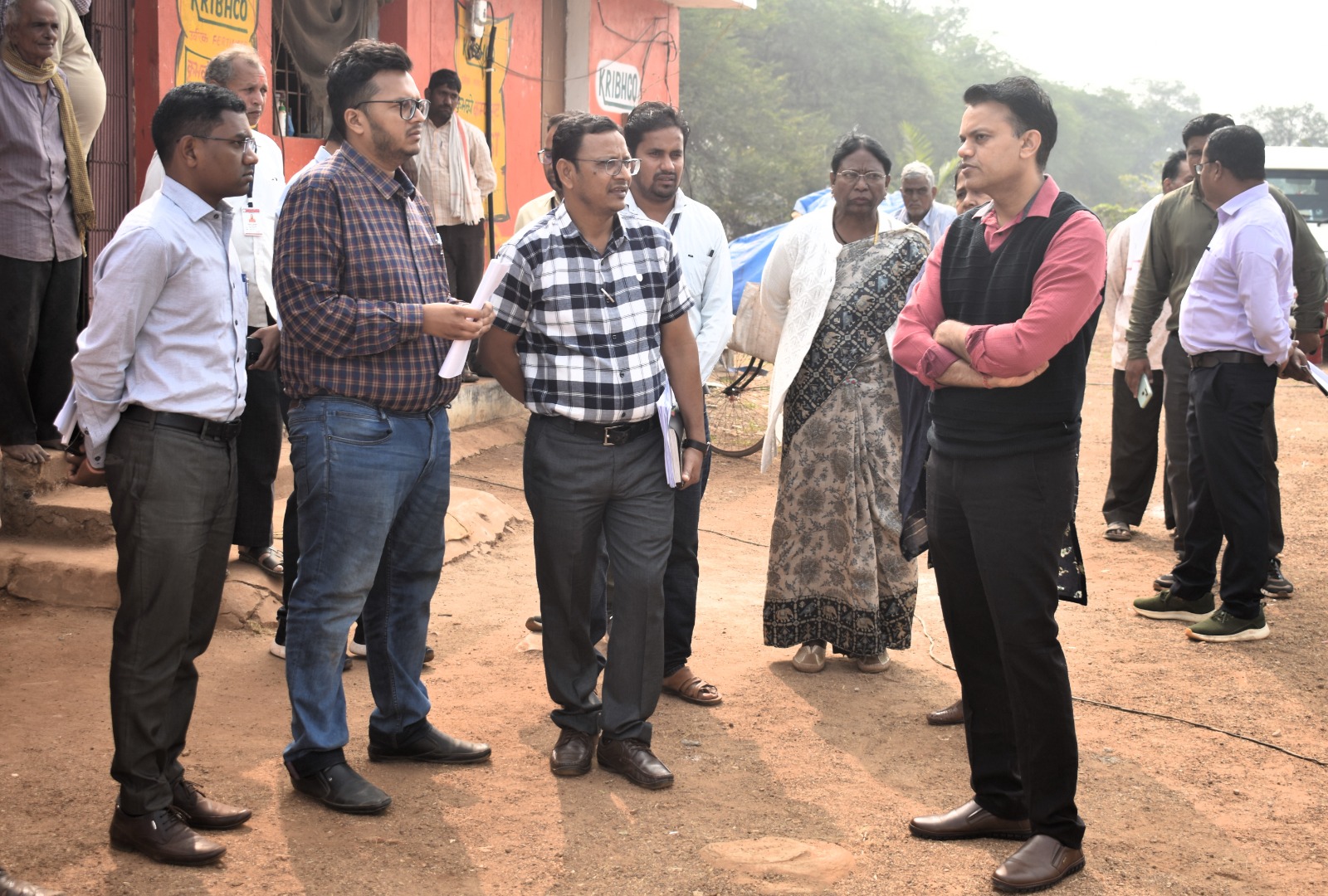 कलेक्टर ने किया धान खरीदी केंद्र पैरी का आकस्मिक निरीक्षण कलेक्टर ने किया धान खरीदी केंद्र पैरी का आकस्मिक निरीक्षण