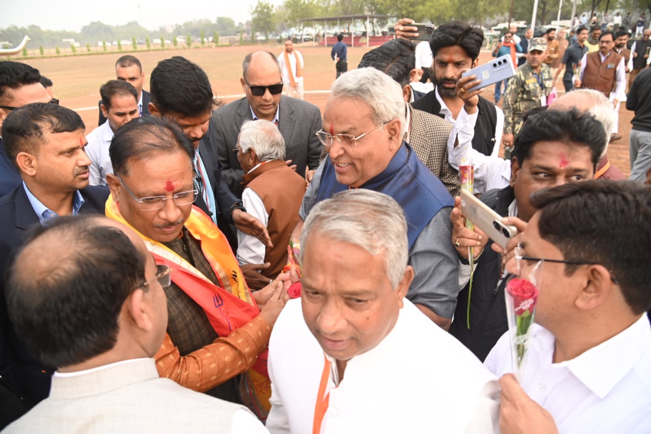 हेलीपेड पर मुख्यमंत्री श्री साय का आत्मीय स्वागत हेलीपेड पर मुख्यमंत्री श्री साय का आत्मीय स्वागत