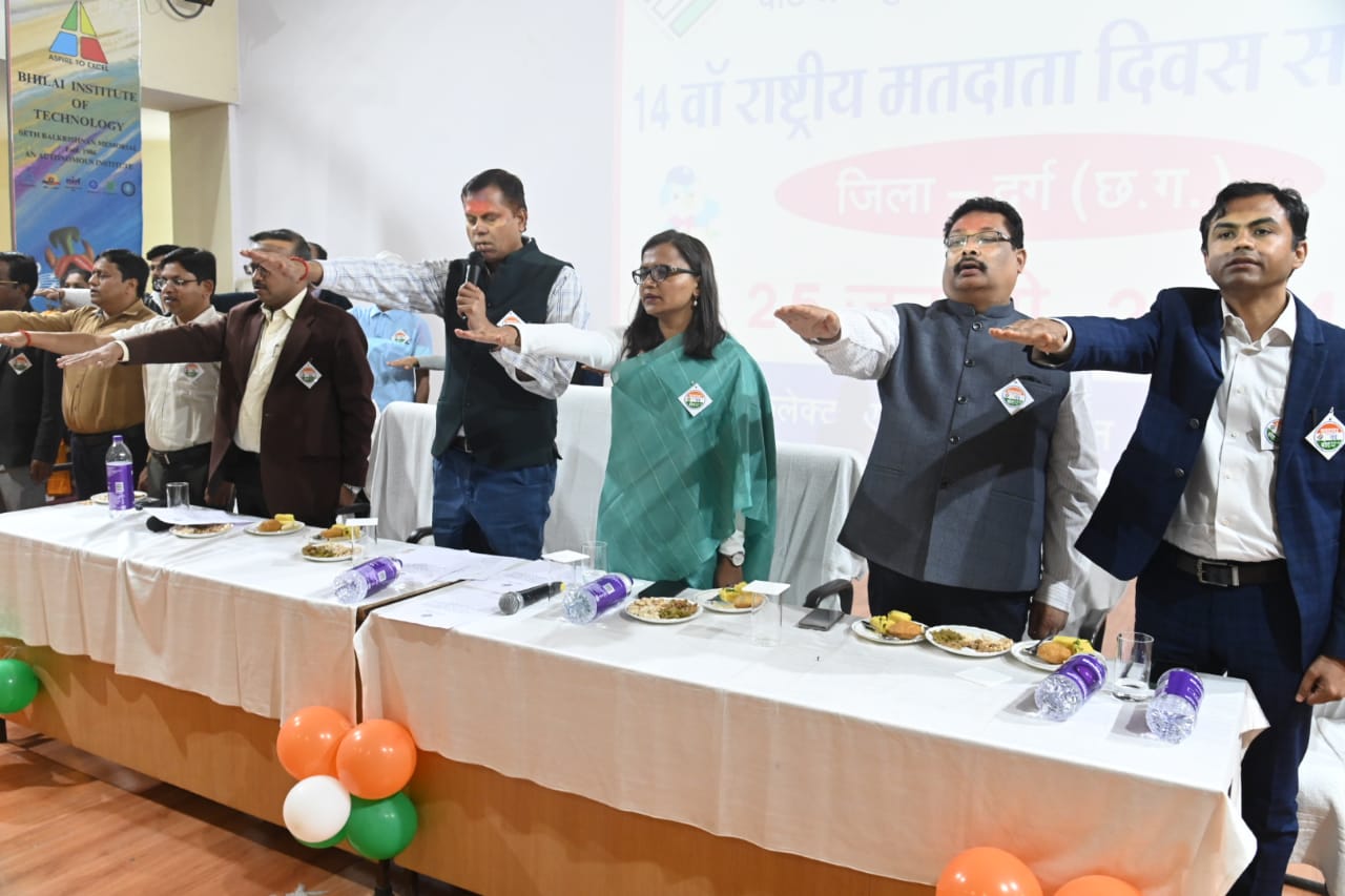 राष्ट्रीय मतदाता दिवस पर कमिश्नर ने मतदाताओं को दिलाई शपथ राष्ट्रीय मतदाता दिवस पर कमिश्नर ने मतदाताओं को दिलाई शपथ