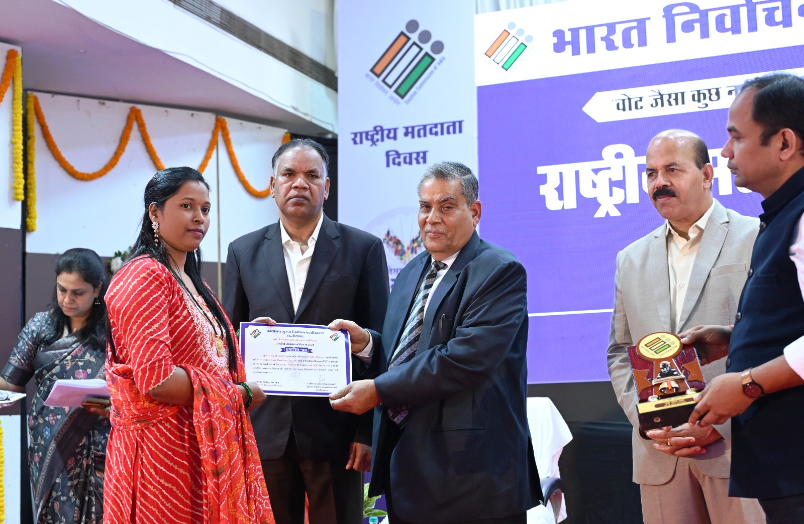 लोकतंत्र की सफलता में मतदाताओं की भूमिका अहम - न्यायमूर्ति टी पी शर्मा लोकतंत्र की सफलता में मतदाताओं की भूमिका अहम - न्यायमूर्ति टी पी शर्मा