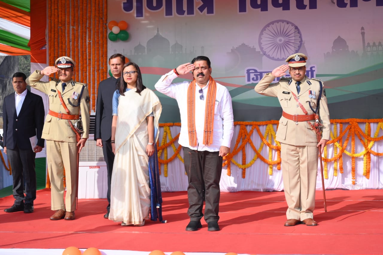 उप मुख्यमंत्री विजय शर्मा ने दुर्ग में ध्वजारोहण कर परेड की ली सलामी उप मुख्यमंत्री विजय शर्मा ने दुर्ग में ध्वजारोहण कर परेड की ली सलामी