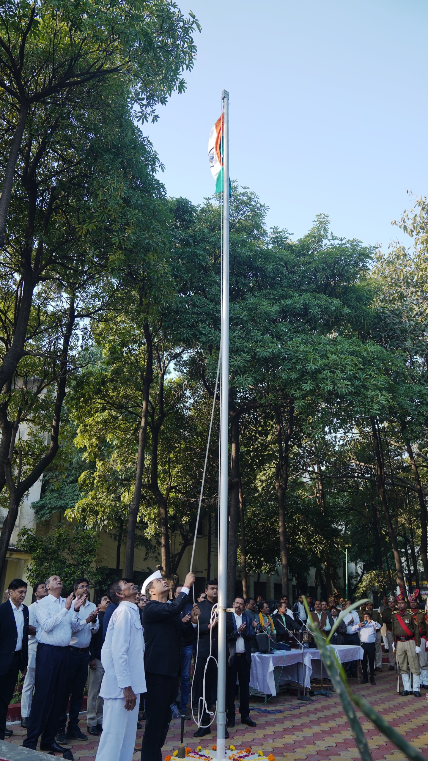 कलेक्टर डॉ गौरव सिंह ने कलेक्टोरेट में किया ध्वजारोहण कलेक्टर डॉ गौरव सिंह ने कलेक्टोरेट में किया ध्वजारोहण