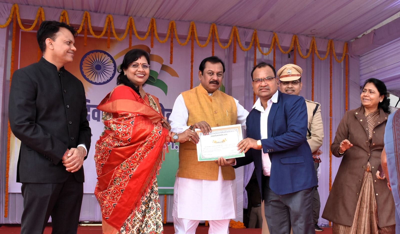 उत्कृष्ट कार्यों के लिए जनसंपर्क के अधिकारी-कर्मचारी हुए सम्मानित उत्कृष्ट कार्यों के लिए जनसंपर्क के अधिकारी-कर्मचारी हुए सम्मानित