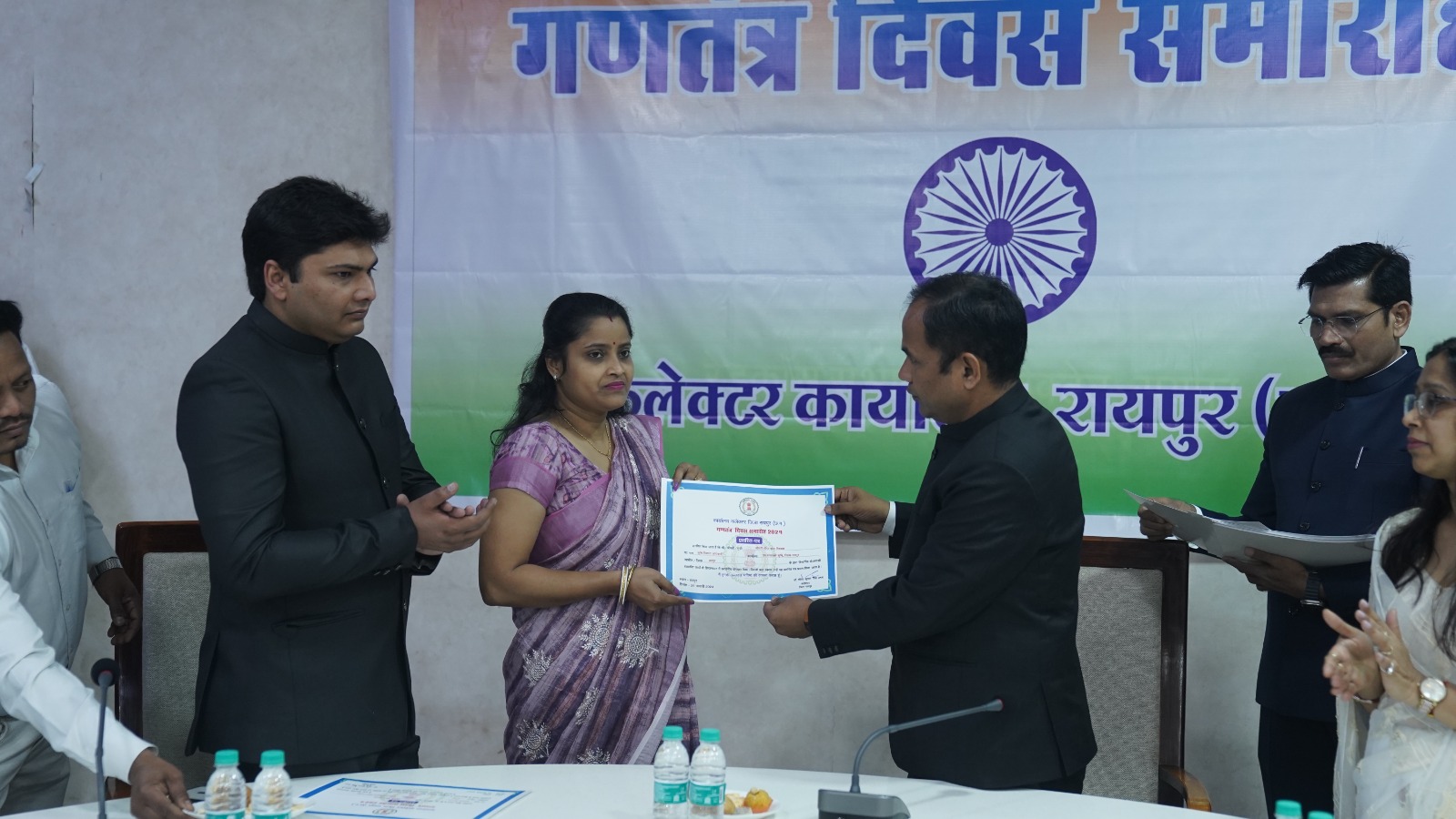 उत्कृष्ट कार्य करने वाले अधिकारी-कर्मचारी को कलेक्टर ने किया सम्मानित उत्कृष्ट कार्य करने वाले अधिकारी-कर्मचारी को कलेक्टर ने किया सम्मानित