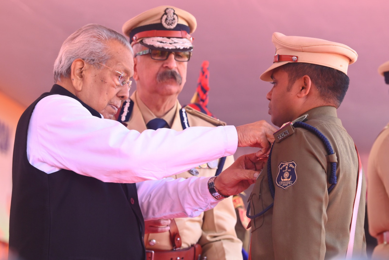 राज्यपाल ने उत्कृष्ट सेवा करने वाले पुलिस विभाग के अधिकारी-कर्मचारियों को किया गया सम्मानित राज्यपाल ने उत्कृष्ट सेवा करने वाले पुलिस विभाग के अधिकारी-कर्मचारियों को किया गया सम्मानित
