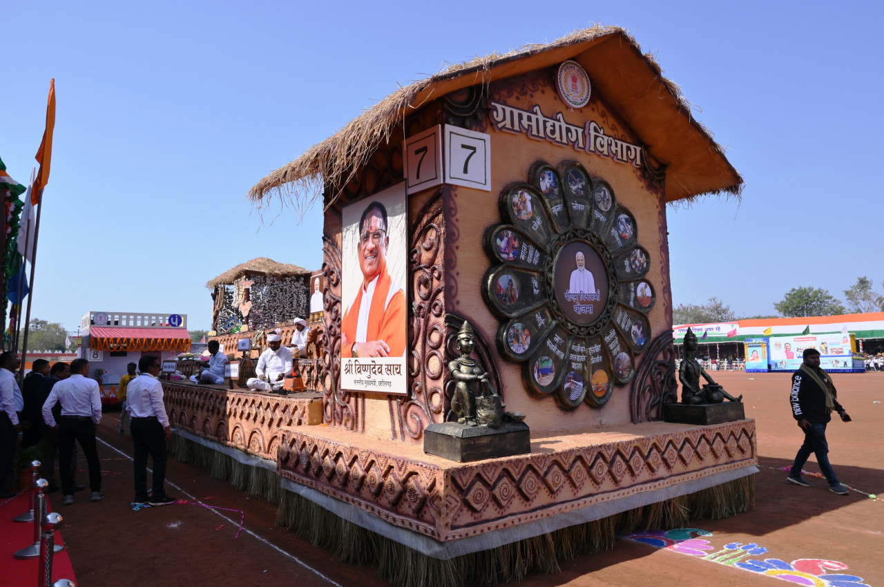 विभिन्न विभागों ने प्रस्तुत की योजनाओं पर आधारित झांकियां : ग्रामोद्योग विभाग को मिला पहला पुरस्कार विभिन्न विभागों ने प्रस्तुत की योजनाओं पर आधारित झांकियां : ग्रामोद्योग विभाग को मिला पहला पुरस्कार