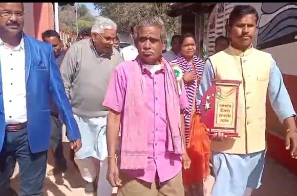 *बिरहोर जनजाति को बढ़ाने के मेरे प्रयासों के पीछे मुख्यमंत्री श्री विष्णु देव साय का भी बड़ा योगदान, उन्हें हार्दिक धन्यवाद देता हूँ- श्री जागेश्वर यादव *बिरहोर जनजाति को बढ़ाने के मेरे प्रयासों के पीछे मुख्यमंत्री श्री विष्णु देव साय का भी बड़ा योगदान, उन्हें हार्दिक धन्यवाद देता हूँ- श्री जागेश्वर यादव