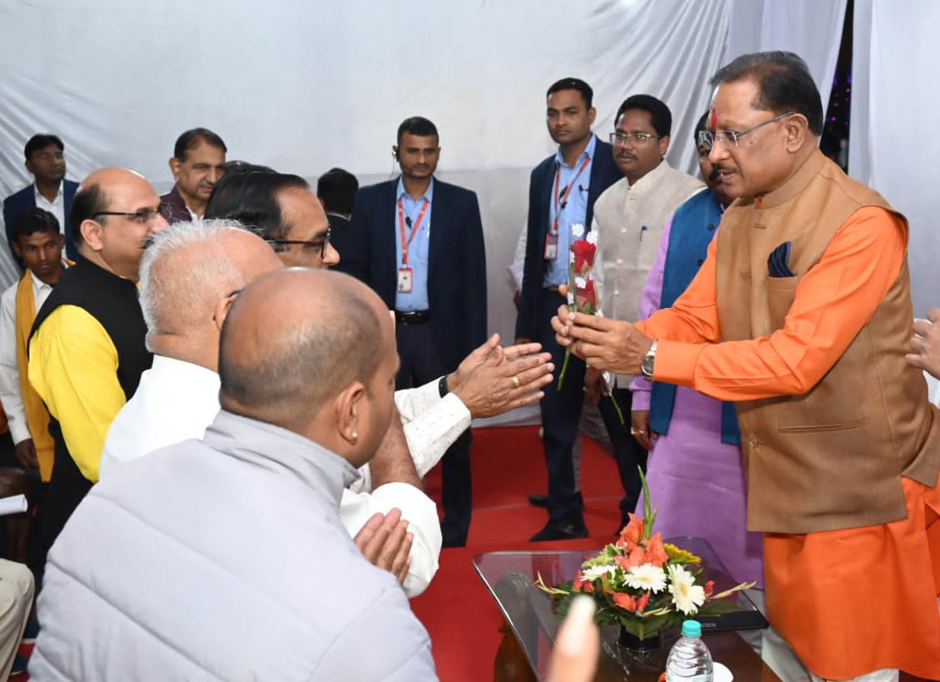 *प्रदेश के पहले आदिवासी मुख्यमंत्री से मिलने पहुंचे आदिवासी समाज के लोगों में दिखा उत्साह* *प्रदेश के पहले आदिवासी मुख्यमंत्री से मिलने पहुंचे आदिवासी समाज के लोगों में दिखा उत्साह*