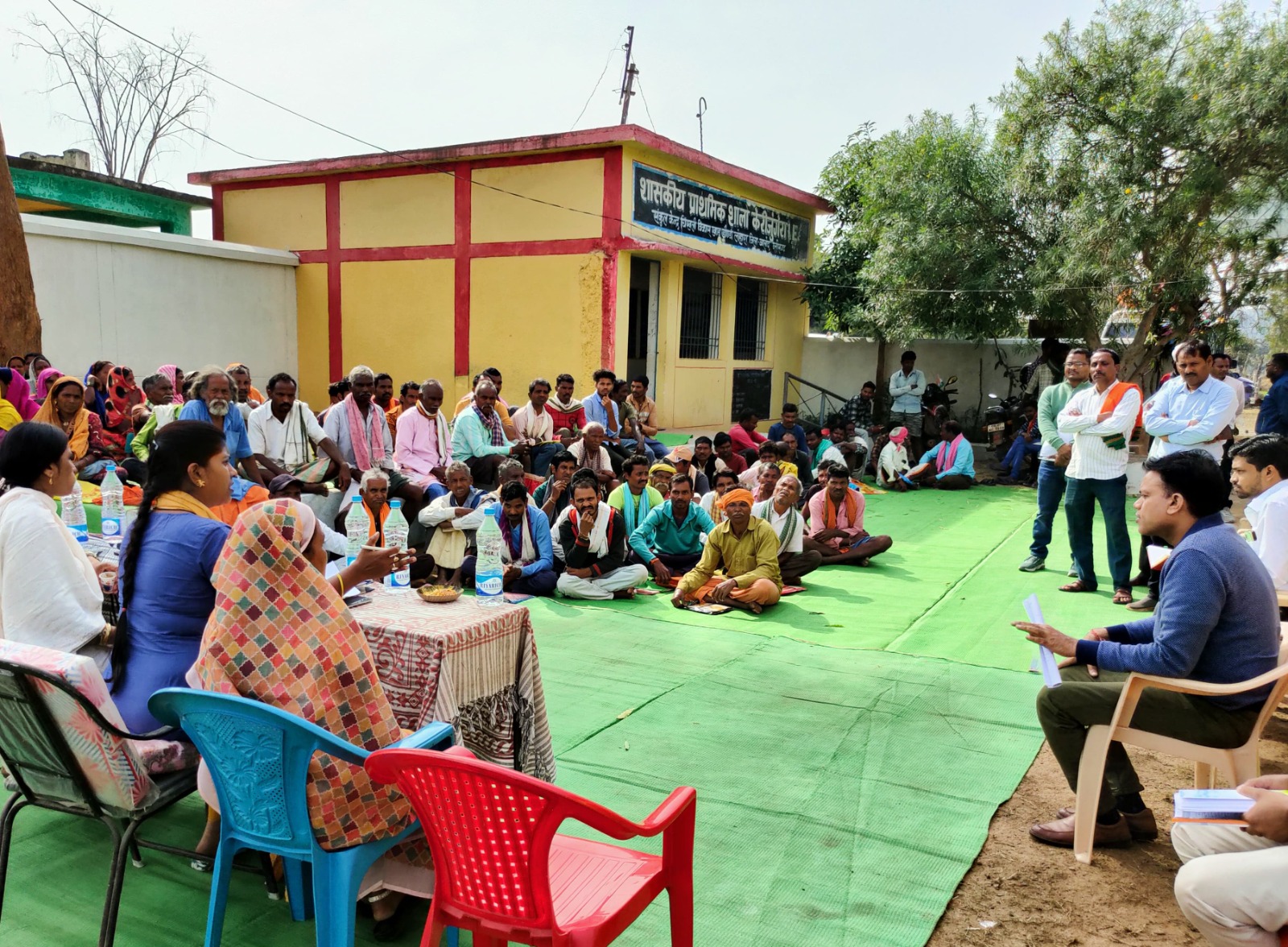 कलेक्टर ने केरीजुंगेरा चौपाल लगाकर वनाधिकार पत्रधारी कृषकों एवं ग्रामीणों से की चर्चा कलेक्टर ने केरीजुंगेरा चौपाल लगाकर वनाधिकार पत्रधारी कृषकों एवं ग्रामीणों से की चर्चा