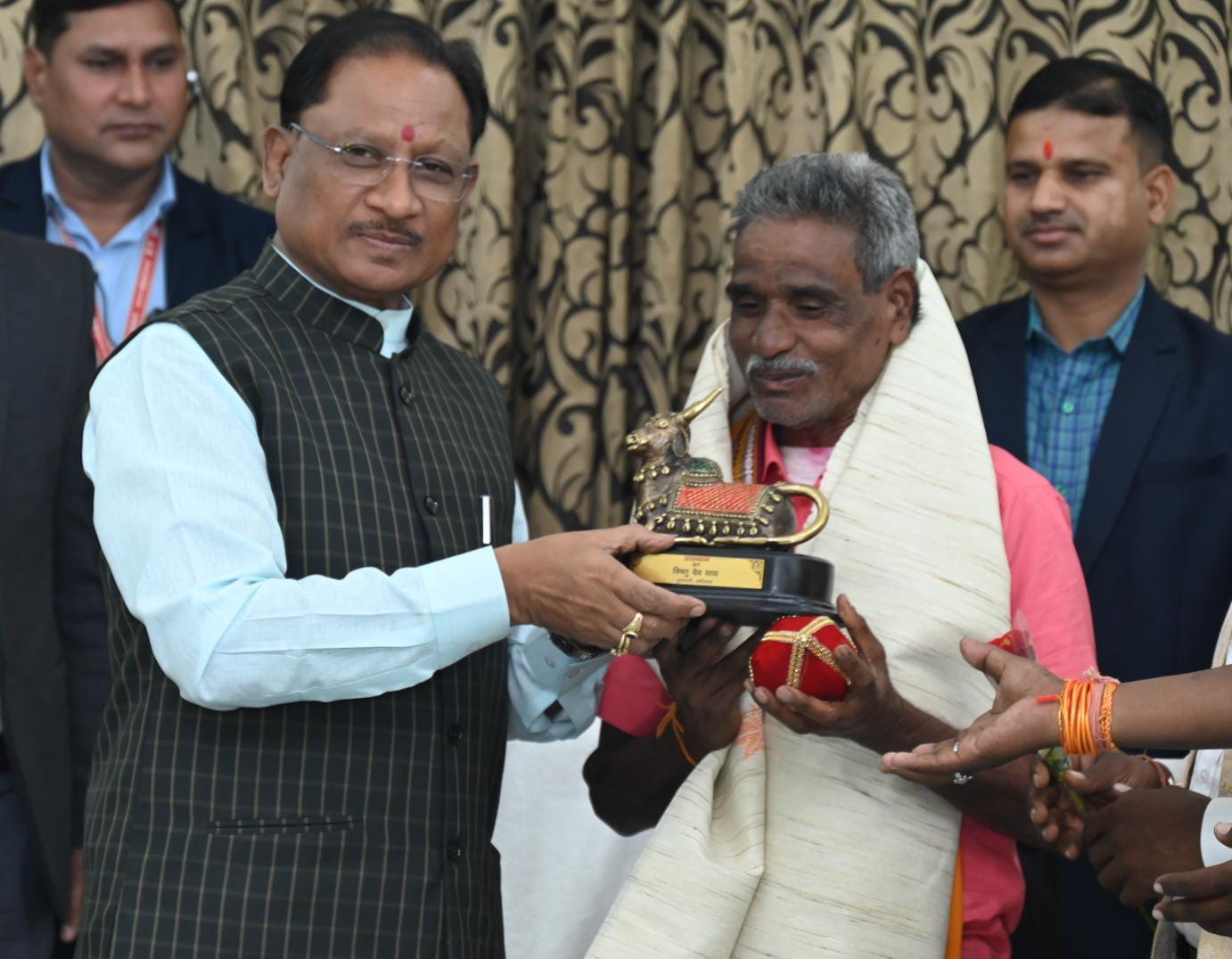 जूते-चप्पल पहने किसी को आता देखकर बिरहोर भाग जाते थे, उनसे जुड़ने जागेश्वर यादव ने ली जीवन भर नंगे पाँव रहने की शपथ जूते-चप्पल पहने किसी को आता देखकर बिरहोर भाग जाते थे, उनसे जुड़ने जागेश्वर यादव ने ली जीवन भर नंगे पाँव रहने की शपथ