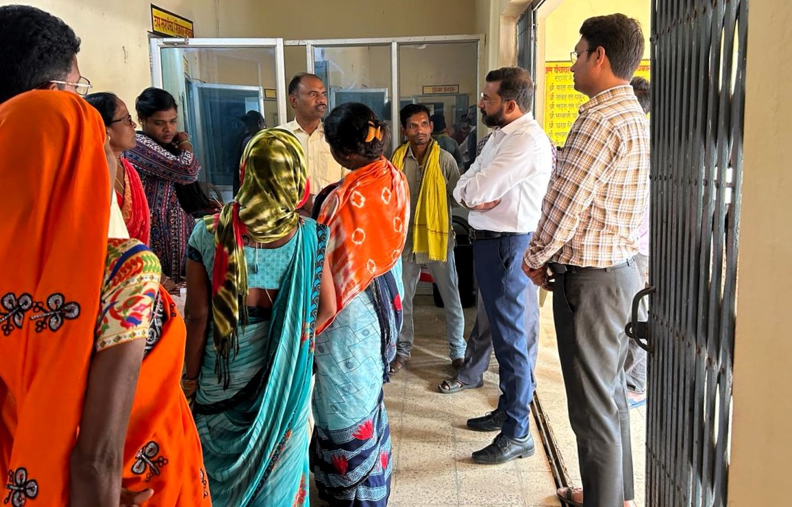 राज्य शासन की महत्वाकांक्षी ’महतारी वंदन योजना’ के अंतर्गत फाॅर्म भराने का कार्य निरंतर जारी राज्य शासन की महत्वाकांक्षी ’महतारी वंदन योजना’ के अंतर्गत फाॅर्म भराने का कार्य निरंतर जारी