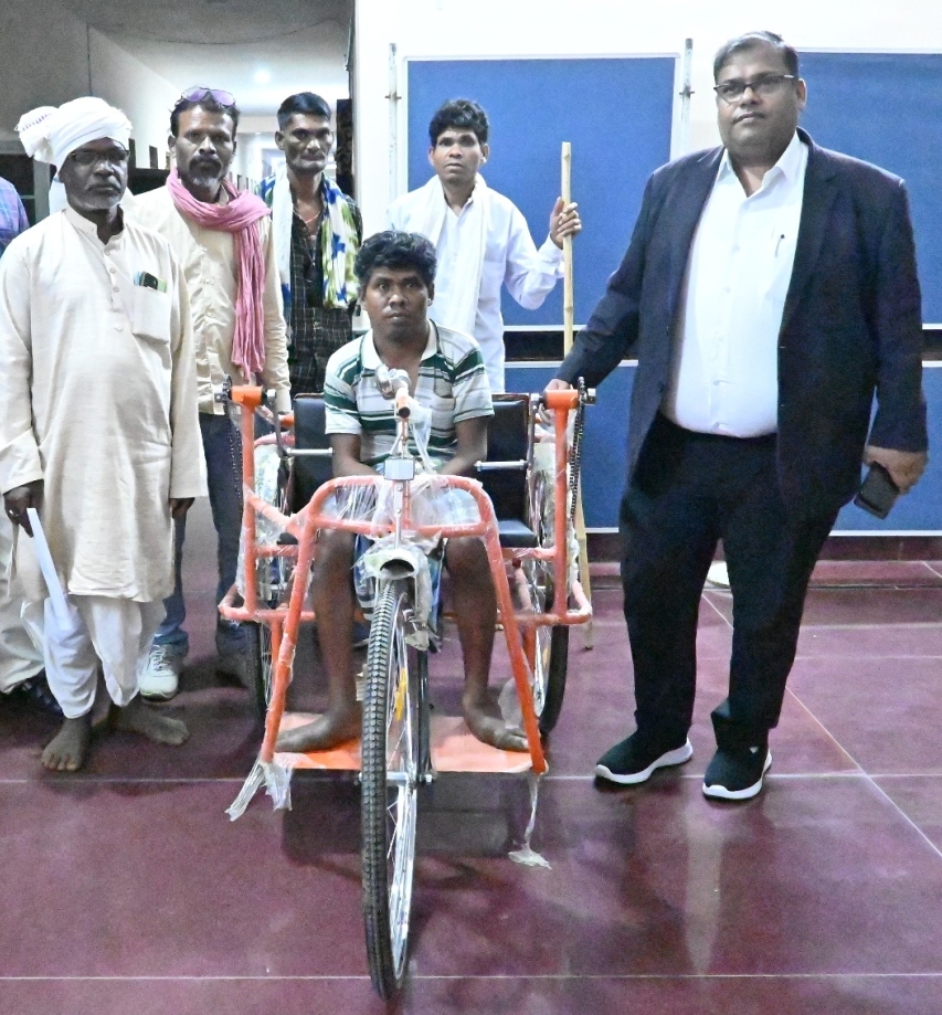 कलीराम को मिली नयी ट्रायसाइकिल कलीराम को मिली नयी ट्रायसाइकिल