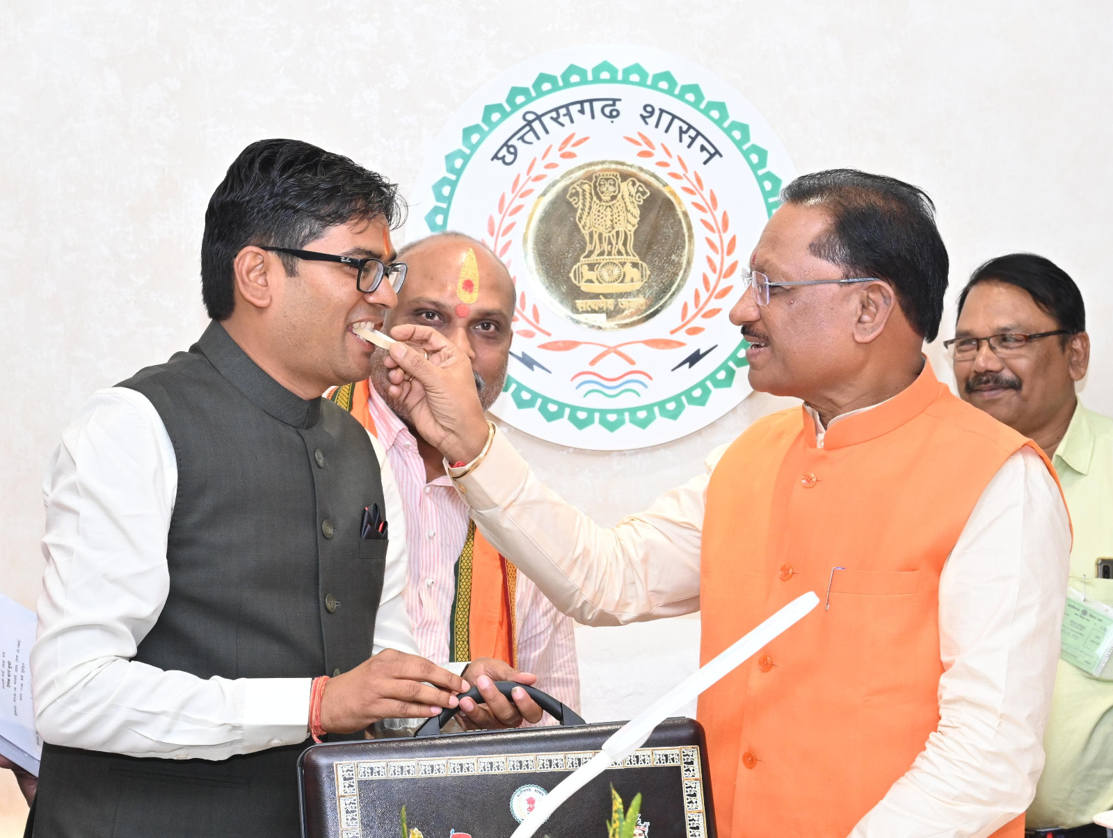 मुख्यमंत्री ने छत्तीसगढ़ के अमृत काल के नींव का बजट पेश करने पर वित्त मंत्री का मुंह मीठा कराया मुख्यमंत्री ने छत्तीसगढ़ के अमृत काल के नींव का बजट पेश करने पर वित्त मंत्री का मुंह मीठा कराया