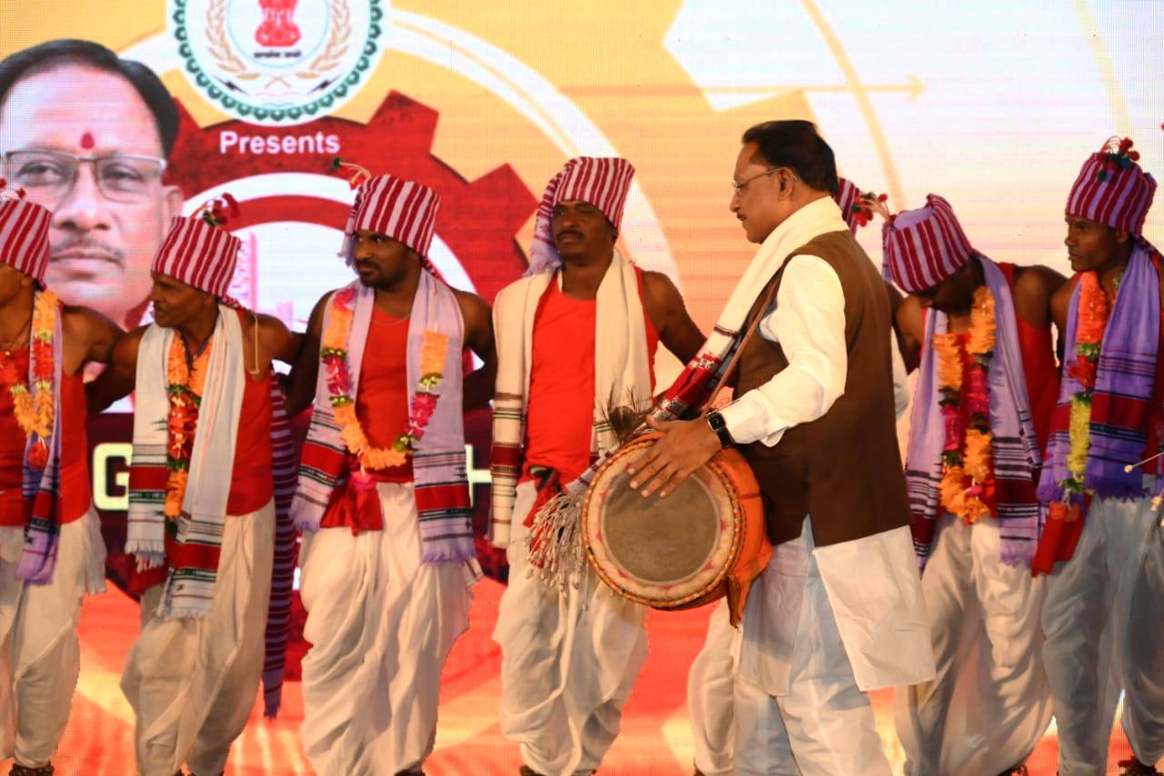 जब मुख्यमंत्री ने मांदर की थाप में किया कर्मा नृत्य जब मुख्यमंत्री ने मांदर की थाप में किया कर्मा नृत्य