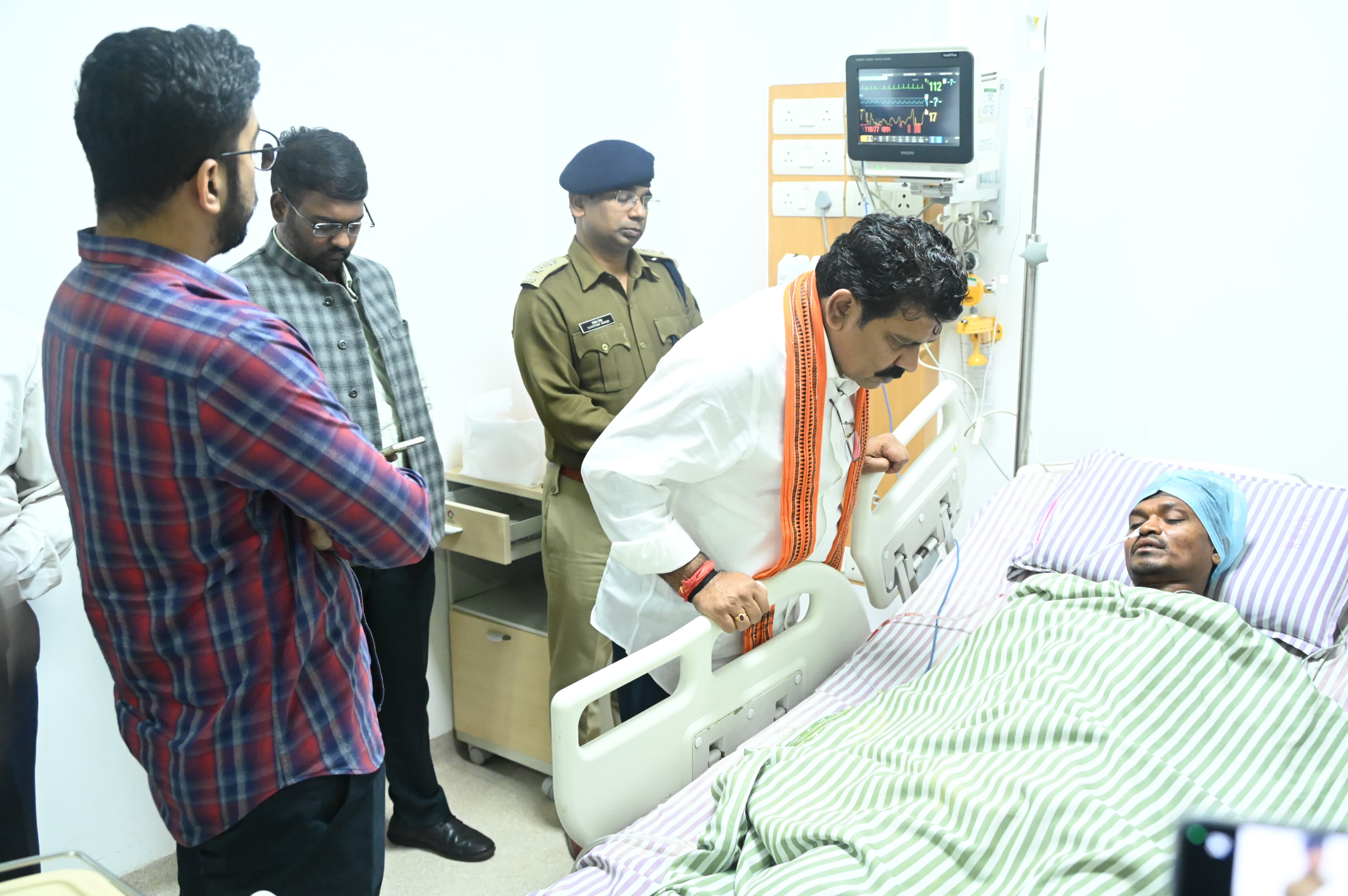 उपमुख्यमंत्री विजय शर्मा घायल जवान से मिलने पहुँचे अस्पताल उपमुख्यमंत्री विजय शर्मा घायल जवान से मिलने पहुँचे अस्पताल