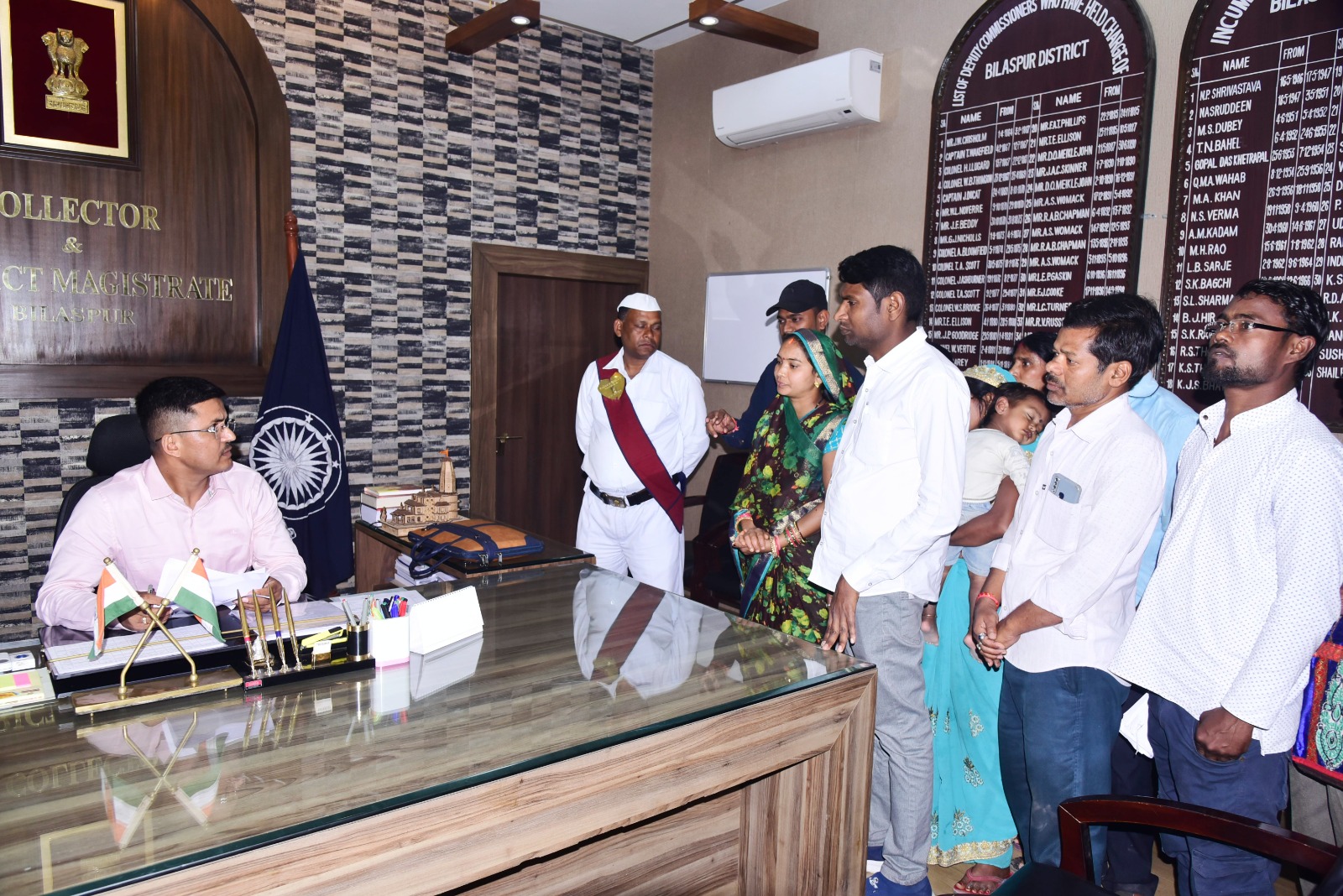 कलेक्टर ने जनदर्शन में सुनी दूर-दराज से आए लोगों की समस्याएं कलेक्टर ने जनदर्शन में सुनी दूर-दराज से आए लोगों की समस्याएं