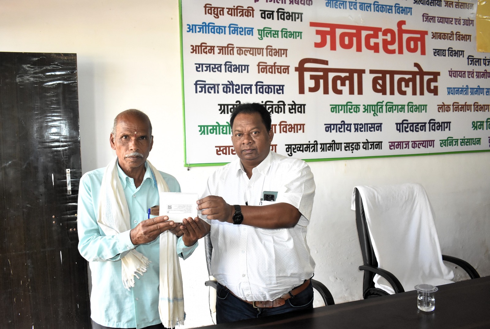 निक्षय मित्रों के सहयोग से टीबी के मरीजों का बेहतर इलाज सुनिश्चित किया जाए: कलेक्टर श्री चन्द्रवाल निक्षय मित्रों के सहयोग से टीबी के मरीजों का बेहतर इलाज सुनिश्चित किया जाए: कलेक्टर श्री चन्द्रवाल