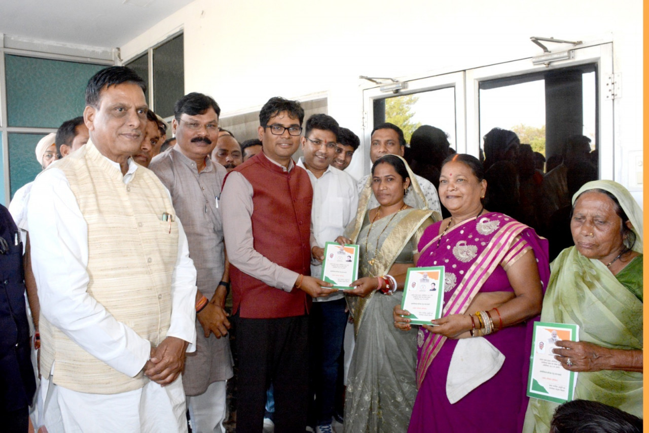 वित्त मंत्री ओ पी चौधरी ने सार्वजनिक वितरण प्रणाली के तहत नवीन राशनकार्ड का किया वितरण वित्त मंत्री ओ पी चौधरी ने सार्वजनिक वितरण प्रणाली के तहत नवीन राशनकार्ड का किया वितरण