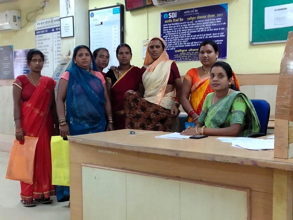 महतारी वंदन योजना के तहत लाभान्वित होने बैंक खाते में आधार सीडिंग कराना अनिवार्य महतारी वंदन योजना के तहत लाभान्वित होने बैंक खाते में आधार सीडिंग कराना अनिवार्य