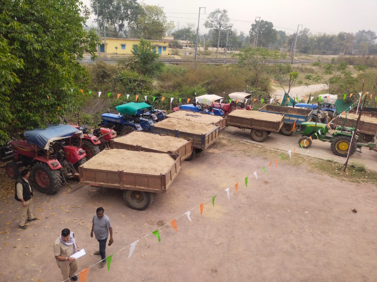 खनिजों के अवैध उत्खनन एवं परिवहन करते 10 वाहन जप्त खनिजों के अवैध उत्खनन एवं परिवहन करते 10 वाहन जप्त