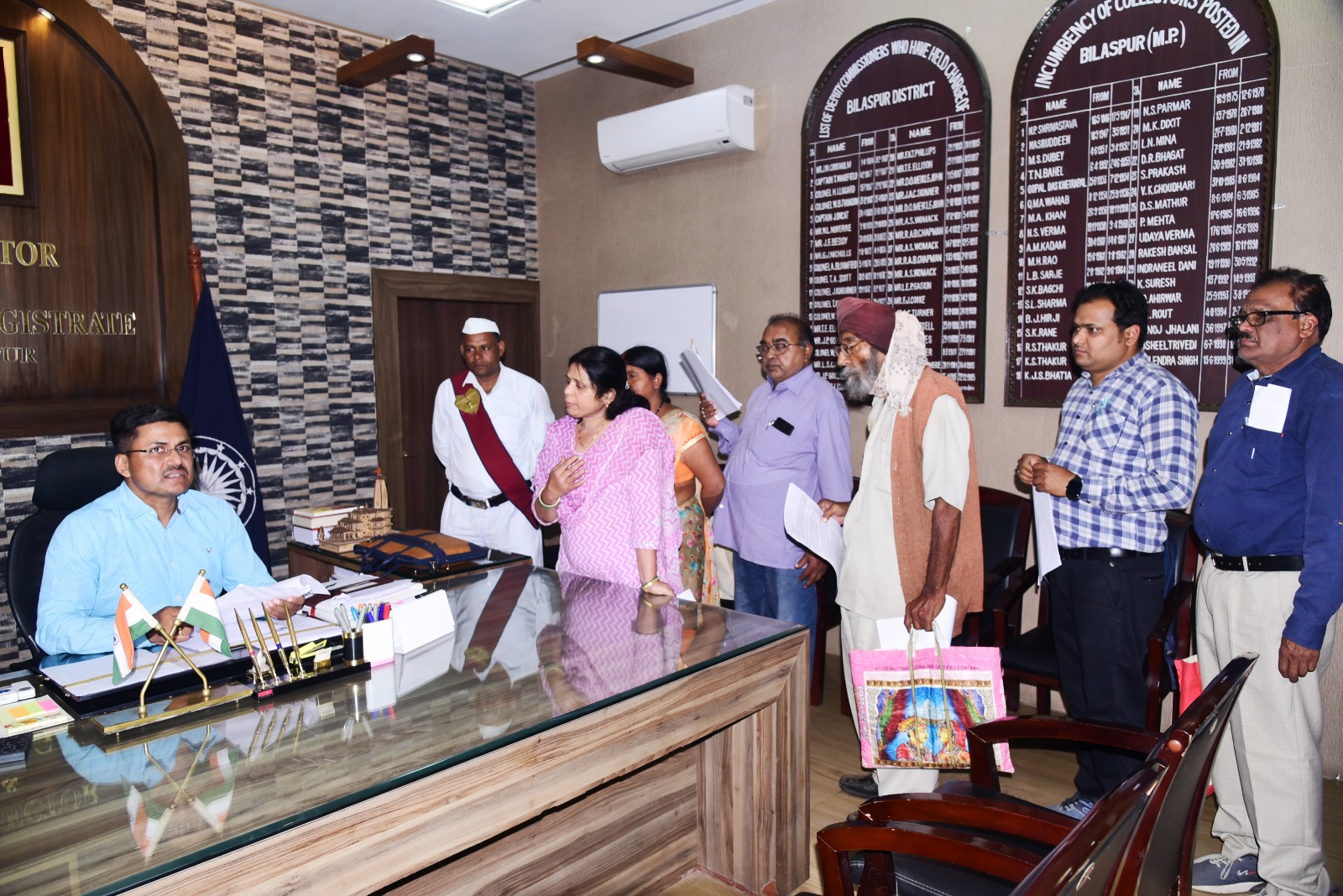 कलेक्टर ने जनदर्शन में सुनी आम लोगों की समस्याएं कलेक्टर ने जनदर्शन में सुनी आम लोगों की समस्याएं