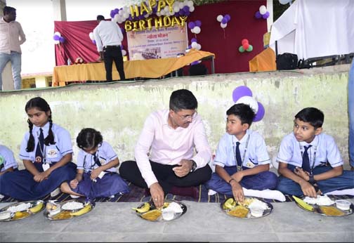 न्योता भोज में कलेक्टर ने अपने हाथों से बच्चों को परोसा भोजन न्योता भोज में कलेक्टर ने अपने हाथों से बच्चों को परोसा भोजन