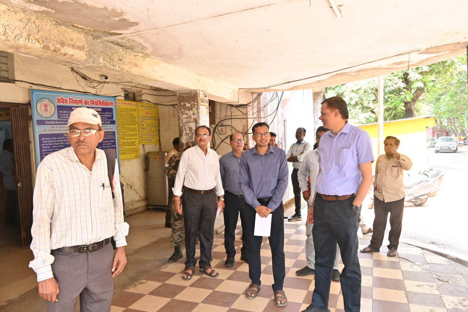 निगम कार्यालय में संभागायुक्त का औचक निरीक्षण निगम कार्यालय में संभागायुक्त का औचक निरीक्षण