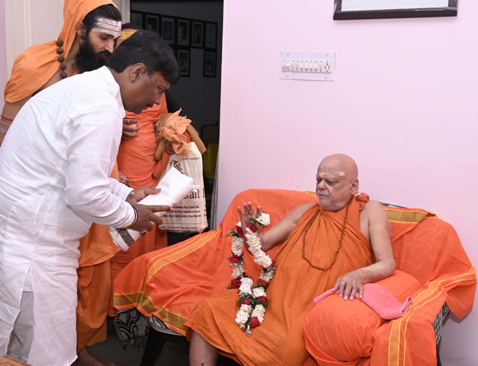 पीठाधीश्वर शंकराचार्य श्री निश्चलानंद सरस्वती महाराज से वन मंत्री श्री केदार कश्यप ने लिया आशीर्वाद पीठाधीश्वर शंकराचार्य श्री निश्चलानंद सरस्वती महाराज से वन मंत्री श्री केदार कश्यप ने लिया आशीर्वाद