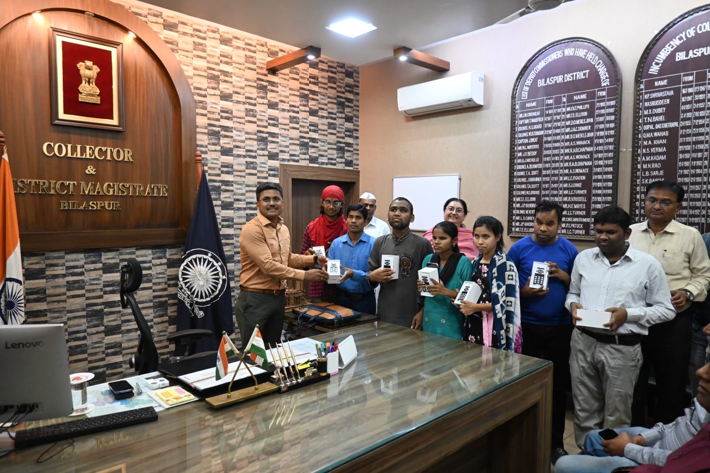 दिव्यांगजनों को कलेक्टर ने बांटे डेजी प्लेयर दिव्यांगजनों को कलेक्टर ने बांटे डेजी प्लेयर