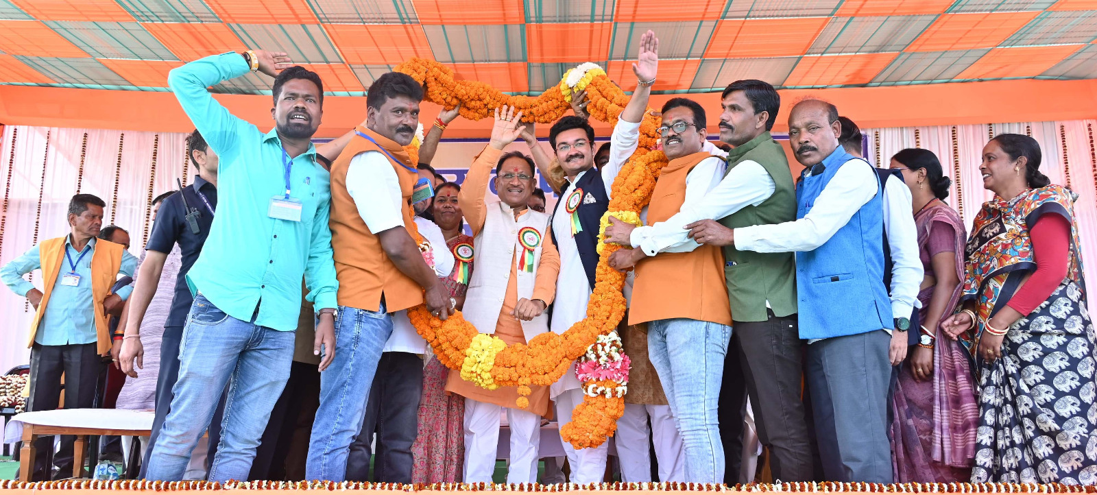 मुख्यमंत्री विष्णु देव साय ने तपकरा में विशाल जनसभा को संबोधित किया मुख्यमंत्री विष्णु देव साय ने तपकरा में विशाल जनसभा को संबोधित किया