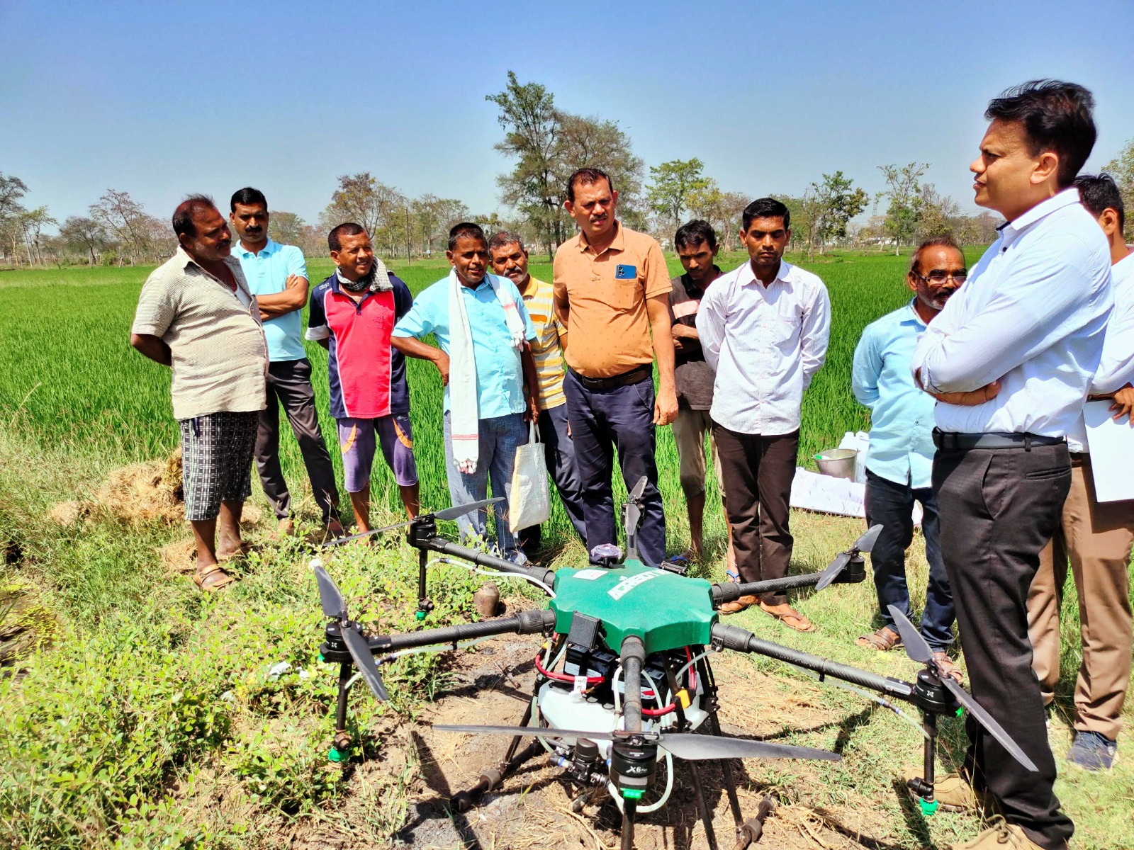 कलेक्टर ने बघमरा में कृषि कार्य मे नई टेक्नोलॉजी ड्रोन द्धारा नैनो डीएपी के छिड़काव के डेमोंस्ट्रेशन का किया अवलोकन कलेक्टर ने बघमरा में कृषि कार्य मे नई टेक्नोलॉजी ड्रोन द्धारा नैनो डीएपी के छिड़काव के डेमोंस्ट्रेशन का किया अवलोकन