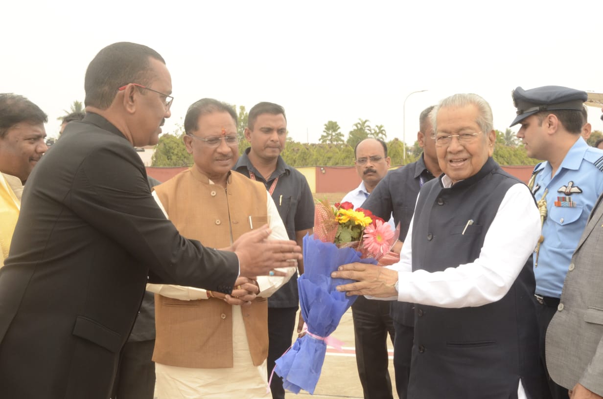 राज्यपाल और मुख्यमन्त्री का एयरपोर्ट में किया गया आत्मीय स्वागत राज्यपाल और मुख्यमन्त्री का एयरपोर्ट में किया गया आत्मीय स्वागत
