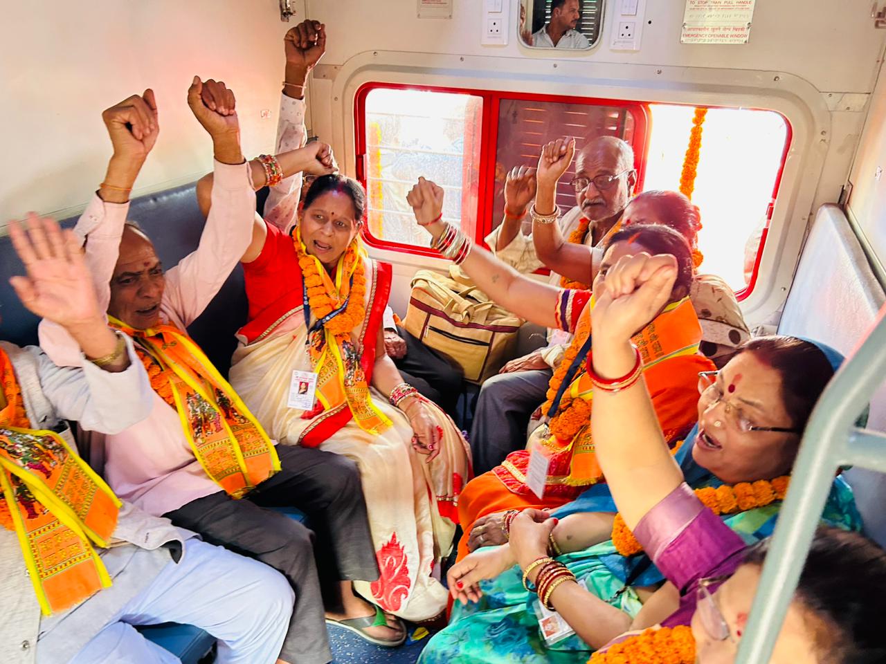 यात्रियों ने कहा, अयोध्या धाम के दर्शन करना बहुत सौभाग्य की बात यात्रियों ने कहा, अयोध्या धाम के दर्शन करना बहुत सौभाग्य की बात