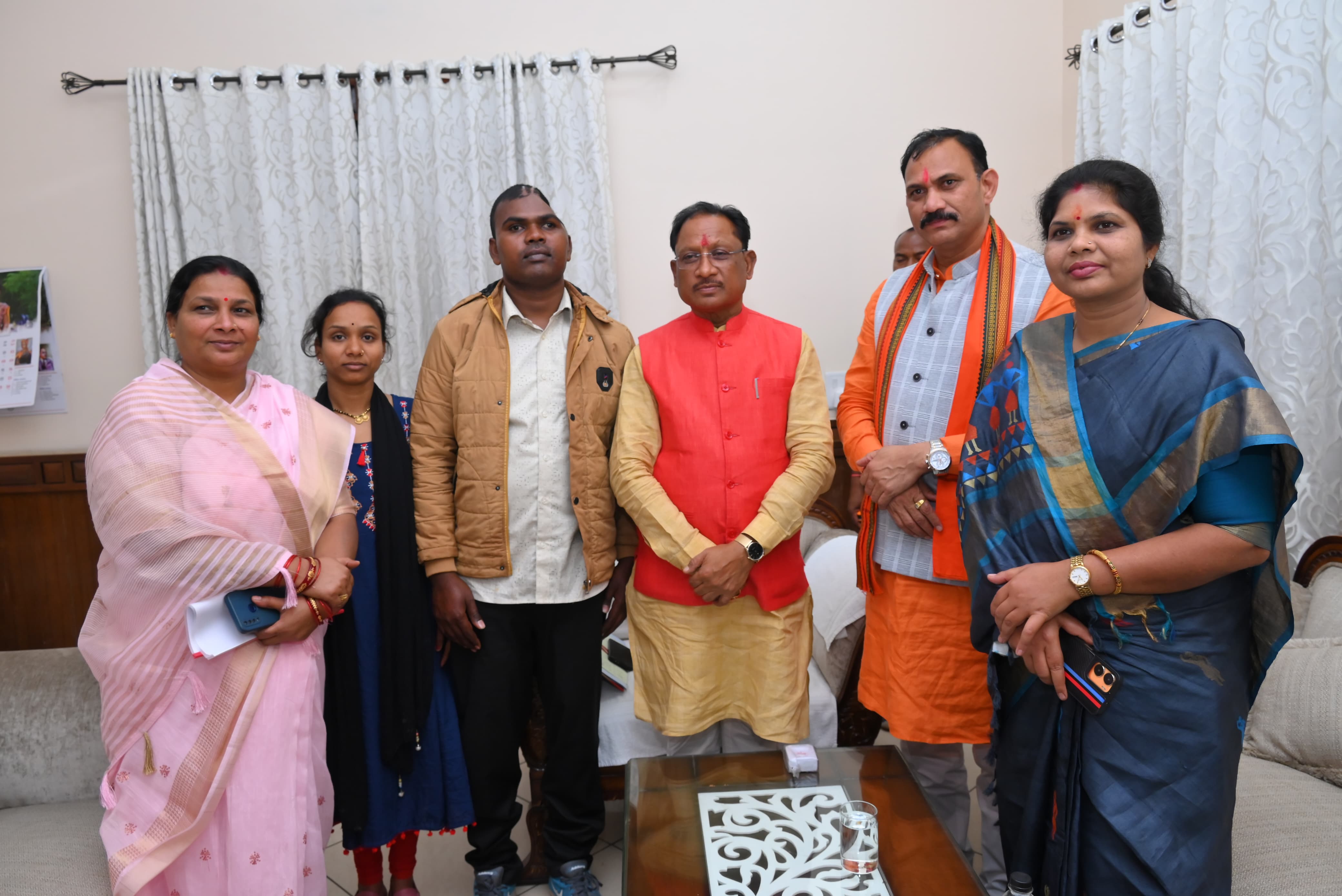 जब लड़खड़ाती आवाज़ में जवान नरेंद्र ने बयां की शौर्य की दास्तान, सुनकर भावुक हुए मुख्यमंत्री, दी एक लाख रुपये की त्वरित आर्थिक सहायता जब लड़खड़ाती आवाज़ में जवान नरेंद्र ने बयां की शौर्य की दास्तान, सुनकर भावुक हुए मुख्यमंत्री, दी एक लाख रुपये की त्वरित आर्थिक सहायता