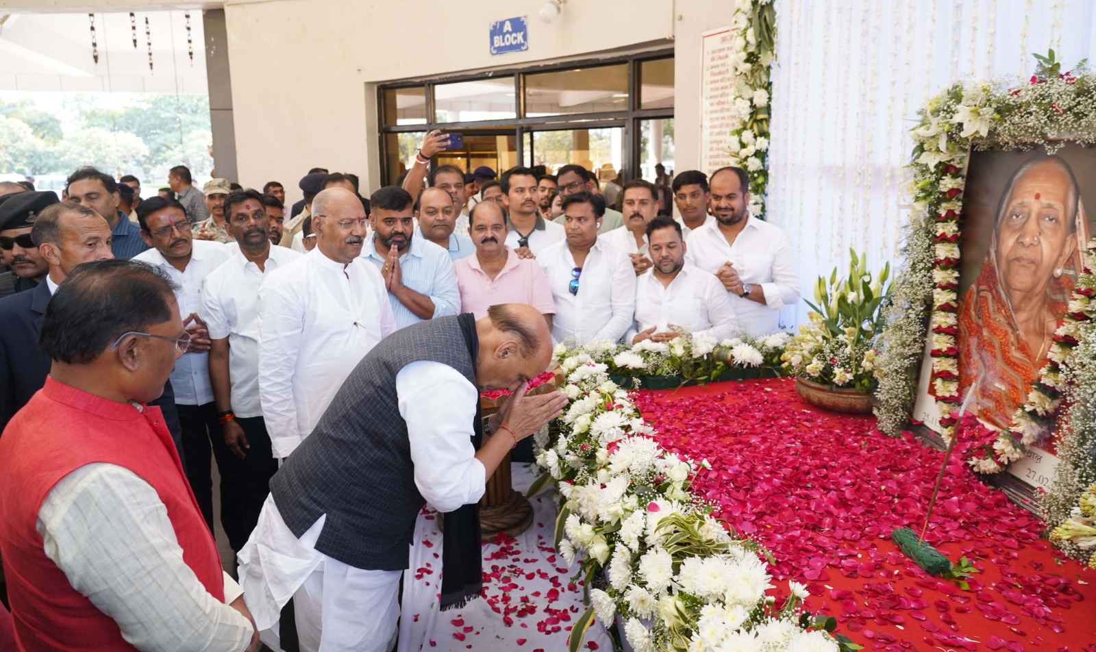 केन्द्रीय रक्षा मंत्री और मुख्यमंत्री स्कूल शिक्षा मंत्री श्री अग्रवाल की माता के शांति मिलन कार्यक्रम में हुए शामिल केन्द्रीय रक्षा मंत्री और मुख्यमंत्री स्कूल शिक्षा मंत्री श्री अग्रवाल की माता के शांति मिलन कार्यक्रम में हुए शामिल