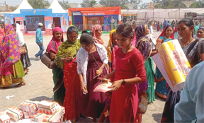 महतारी वन्दन सम्मेलन में प्रचार सामग्री का वितरण महतारी वन्दन सम्मेलन में प्रचार सामग्री का वितरण